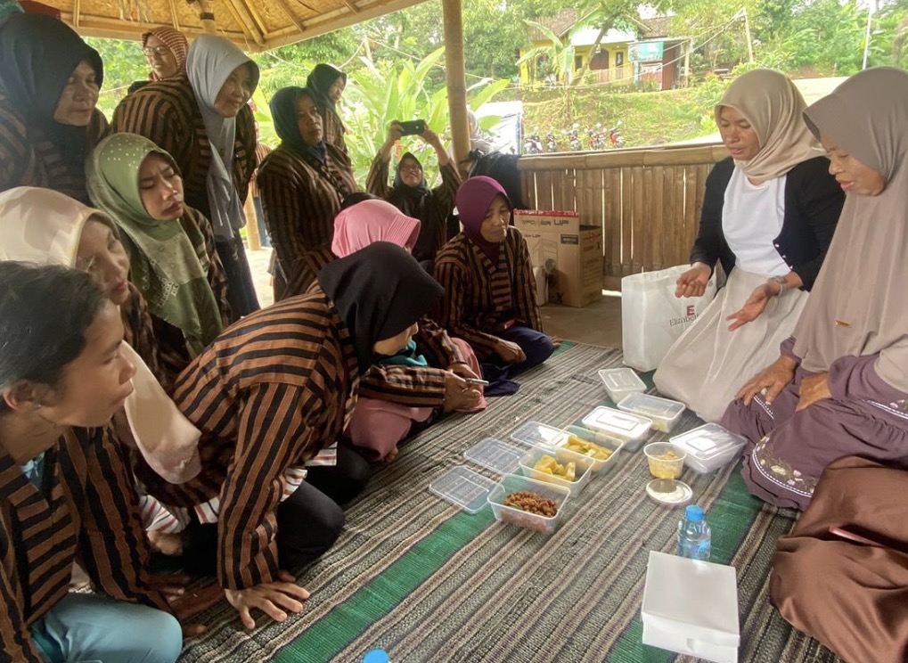 Sampul album Sosialisasi UMKM Pengelolaan makanan khas berbahan singkong ‘Tetek Melek’